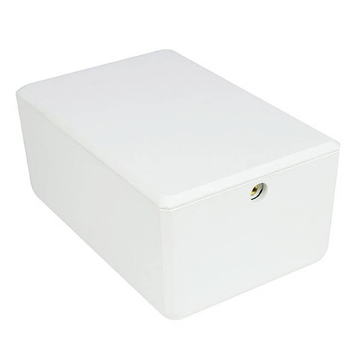 Ein rechteckiger, weißer Behälter mit glatter Oberfläche und einer Öffnung an der Seite.