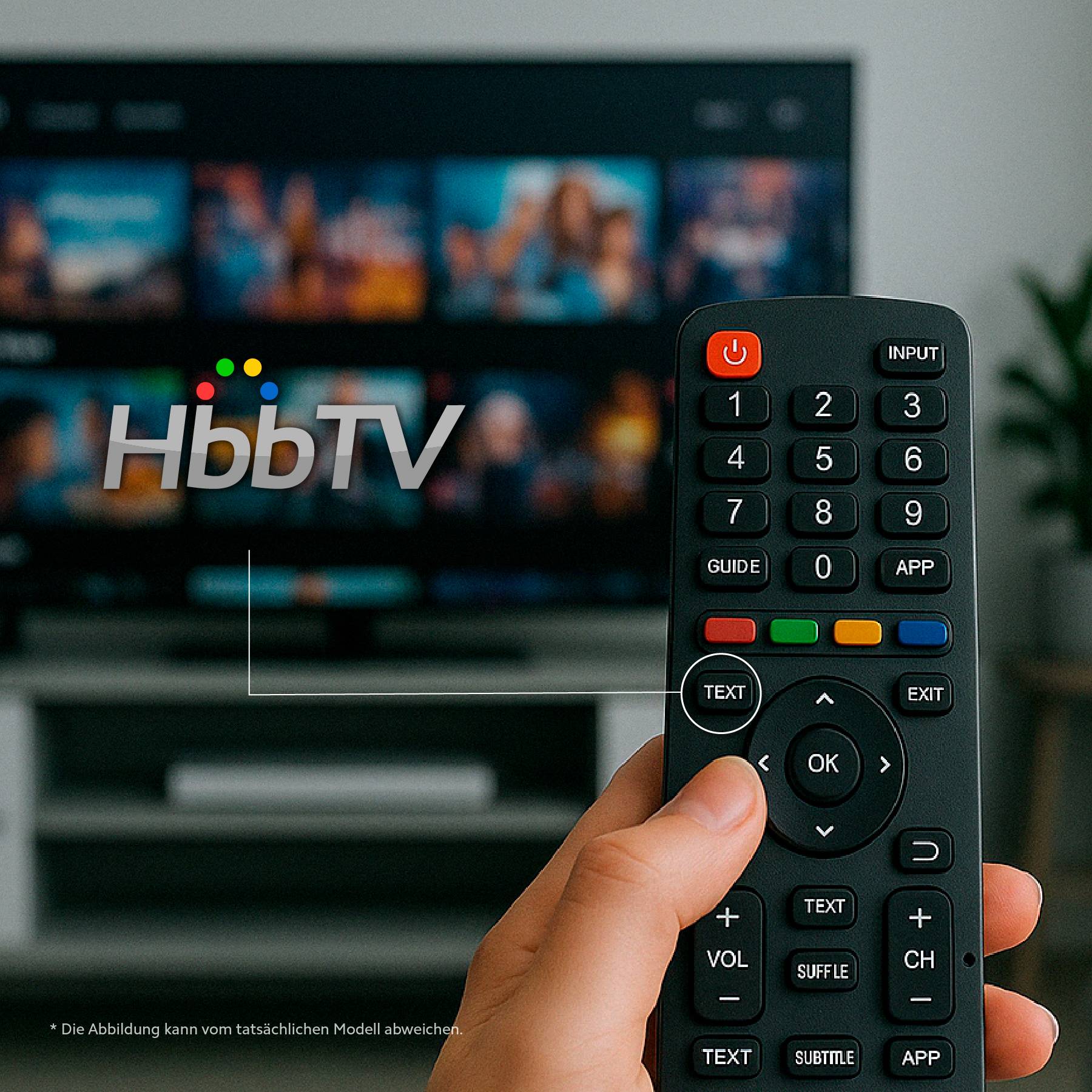 Eine Hand, die eine Fernbedienung hält, mit einem Fernseher im Hintergrund, der bunte Kanalsymbole und den Text 