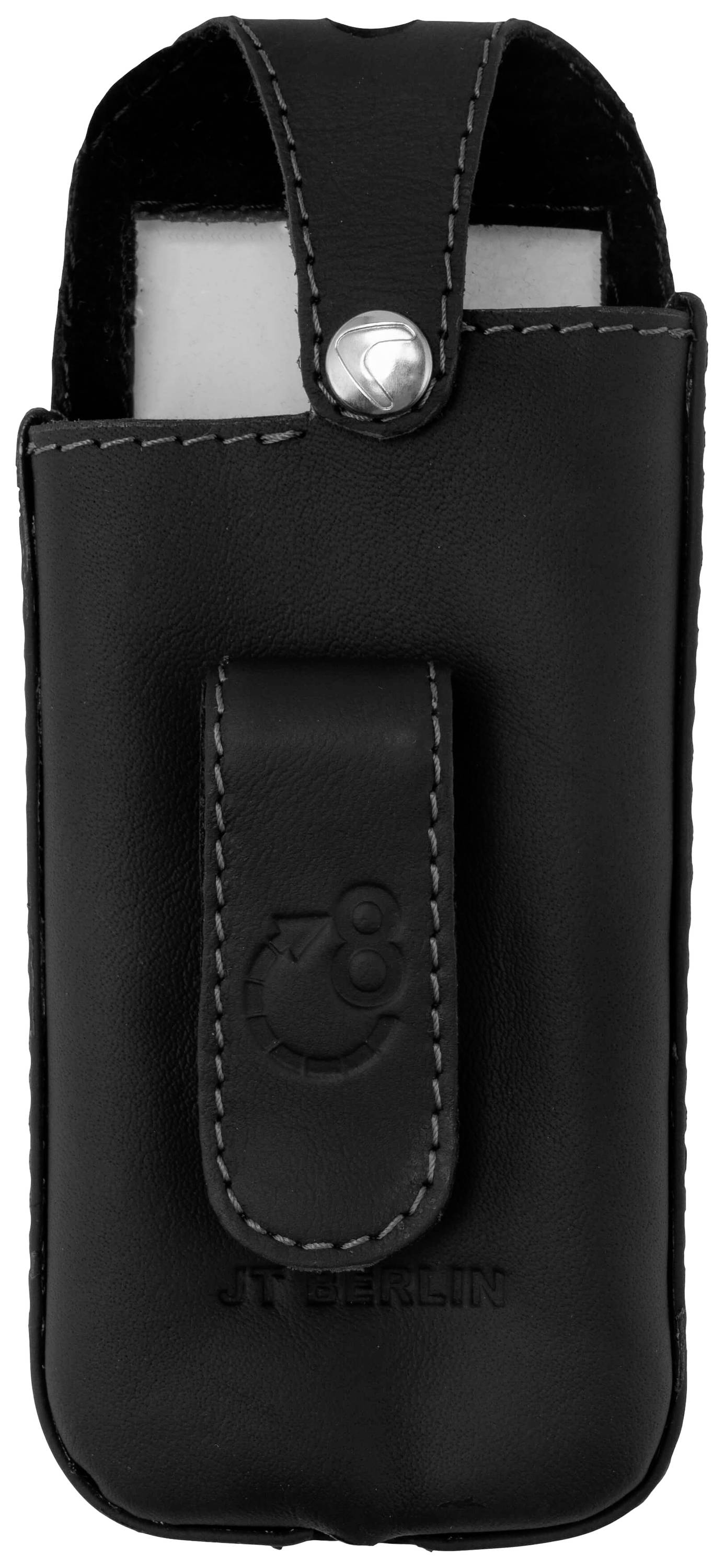 Schwarzes Lederetui mit Metallknopfverschluss und Gürtelschlaufe.