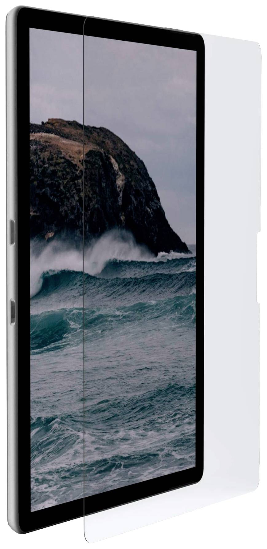 Ein Tablet mit Displayschutz zeigt das Bild eines felsigen Küstenabschnitts mit Wellen im Meer unter einem bewölkten Himmel.