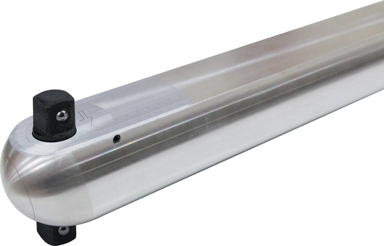 Ein silberner Metallzylinder mit abgerundeten Enden und schwarzen Gummikappen an den Enden; es scheint ein technisches Bauteil zu sein.