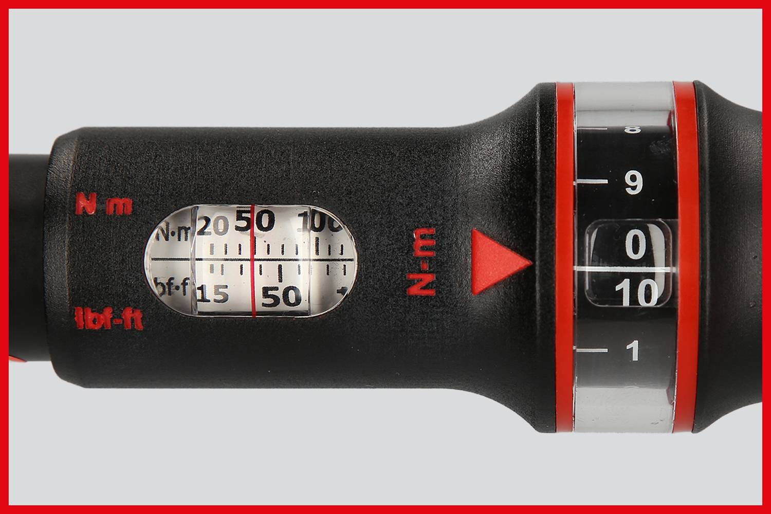 Nahaufnahme eines Drehmomentschlüssels mit Skala für Newtonmeter (Nm) und Fußpfund (lb·ft), zeigt Bereich von 0 bis 50 Nm.