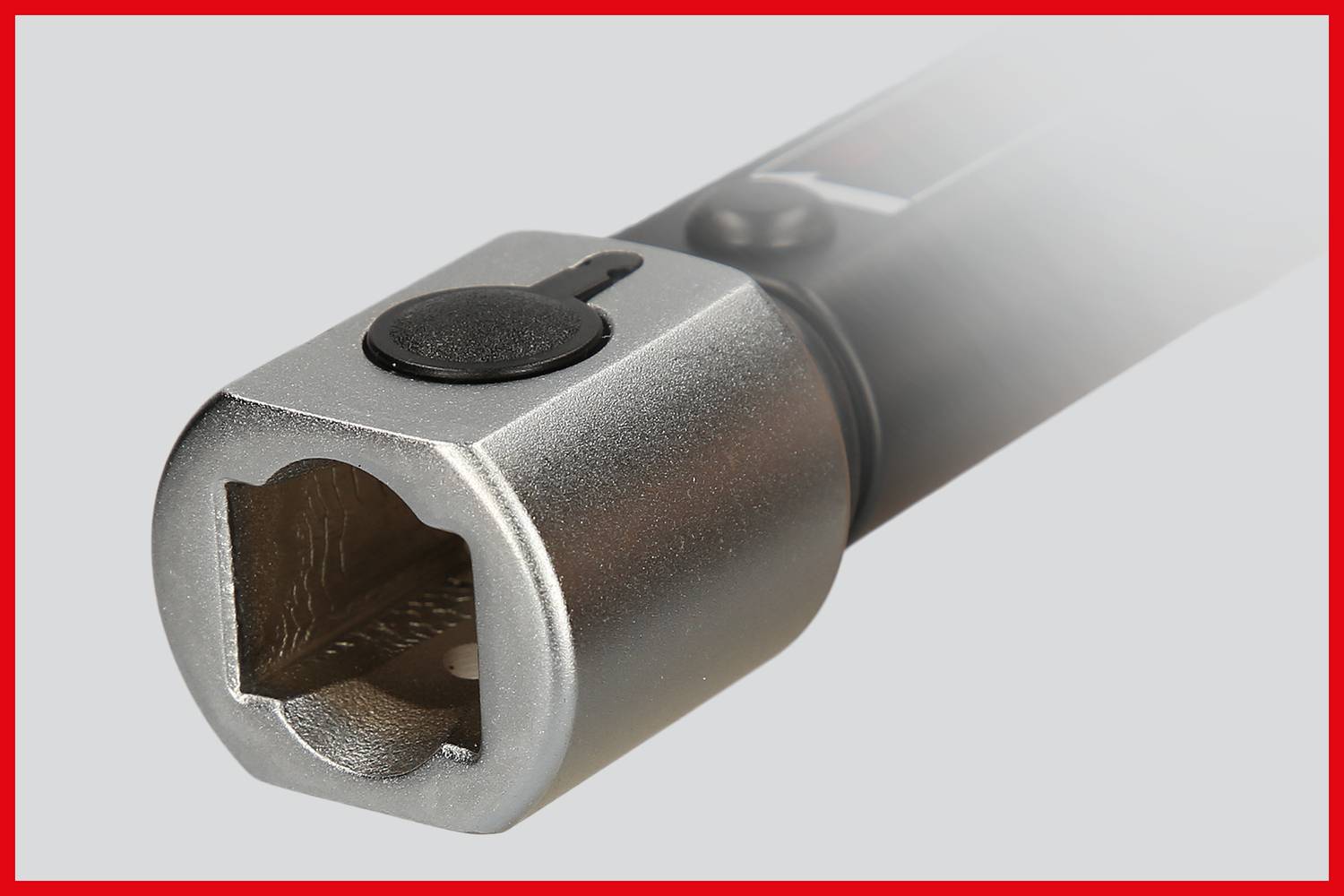 Silbernes, zylindrisches Gerät mit schwarzem Knopf auf einer Seite. Könnte ein Werkzeug oder technisches Zubehör sein.