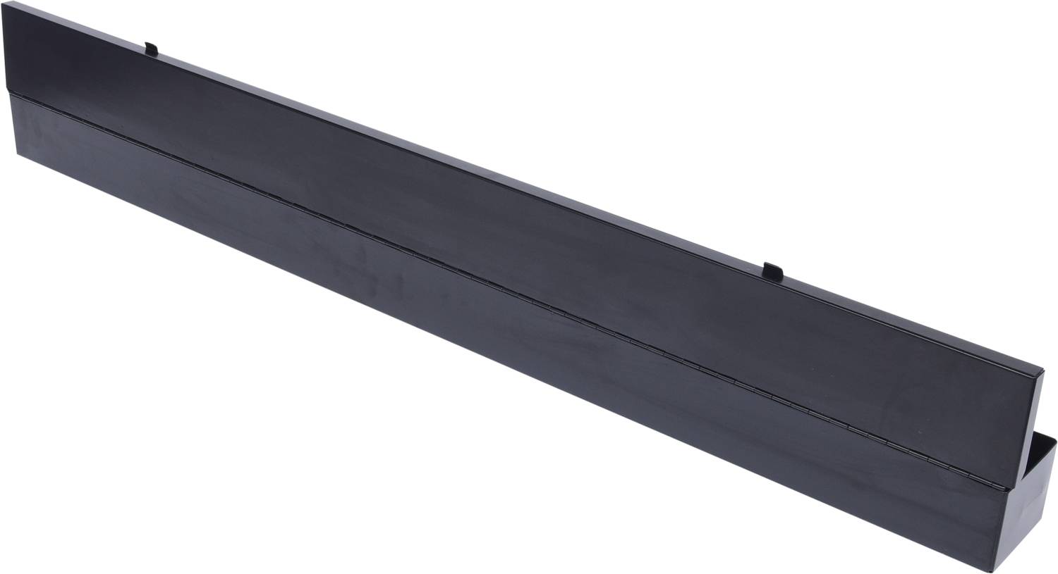 Schwarzes, rechteckiges Metallobjekt, möglicherweise ein Halter oder eine Abdeckung, auf weißem Hintergrund.