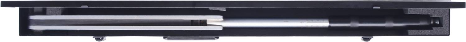 Silberner Stift in schwarzer Box, auf schwarzem Hintergrund.