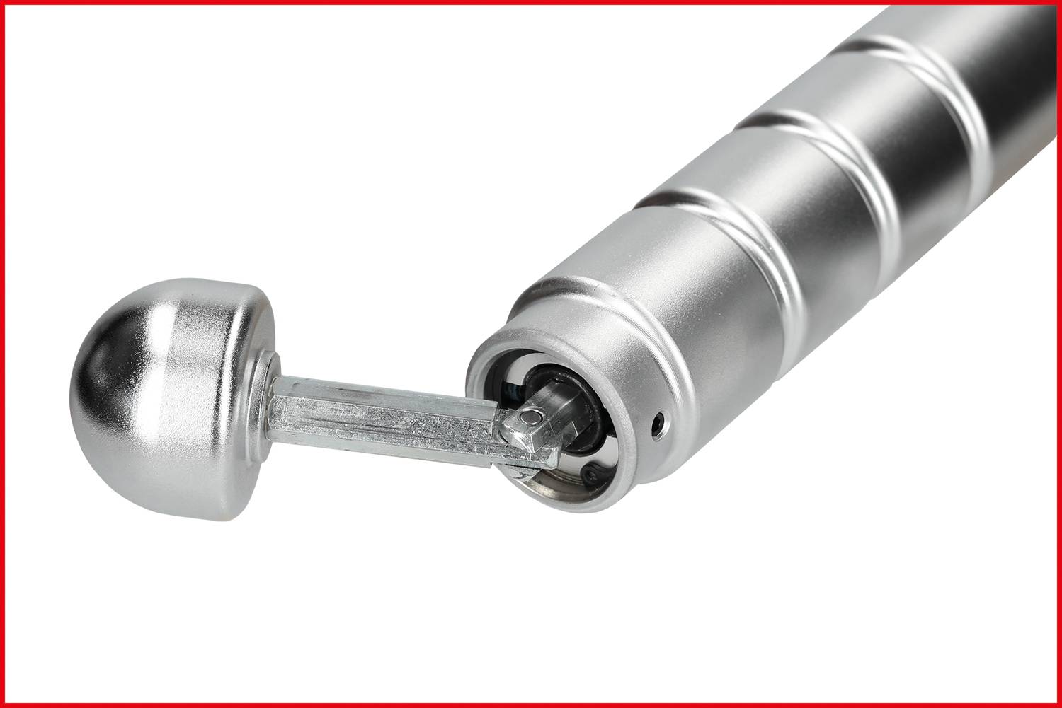 Metallischer Vorhangstange-Endknopf in Silber, mit abnehmbarem, kugelförmigem Endstück, das die Halterung darstellt.