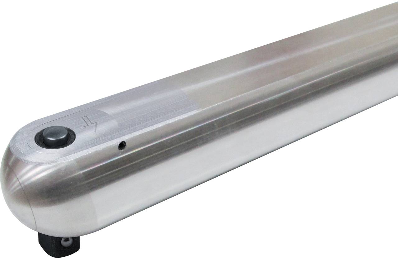 Zylinderförmiges, silbernes Metallobjekt mit schwarzem Knopf an einem Ende, möglicherweise ein Maschinenteil oder technisches Gerät.