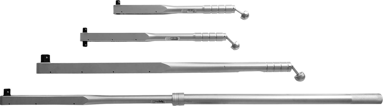 Vier unterschiedlich große Drehmomentschlüssel in Reihe, jeweils in Silber, zeigt verschiedene Werkzeuge für mechanische Anwendungen.