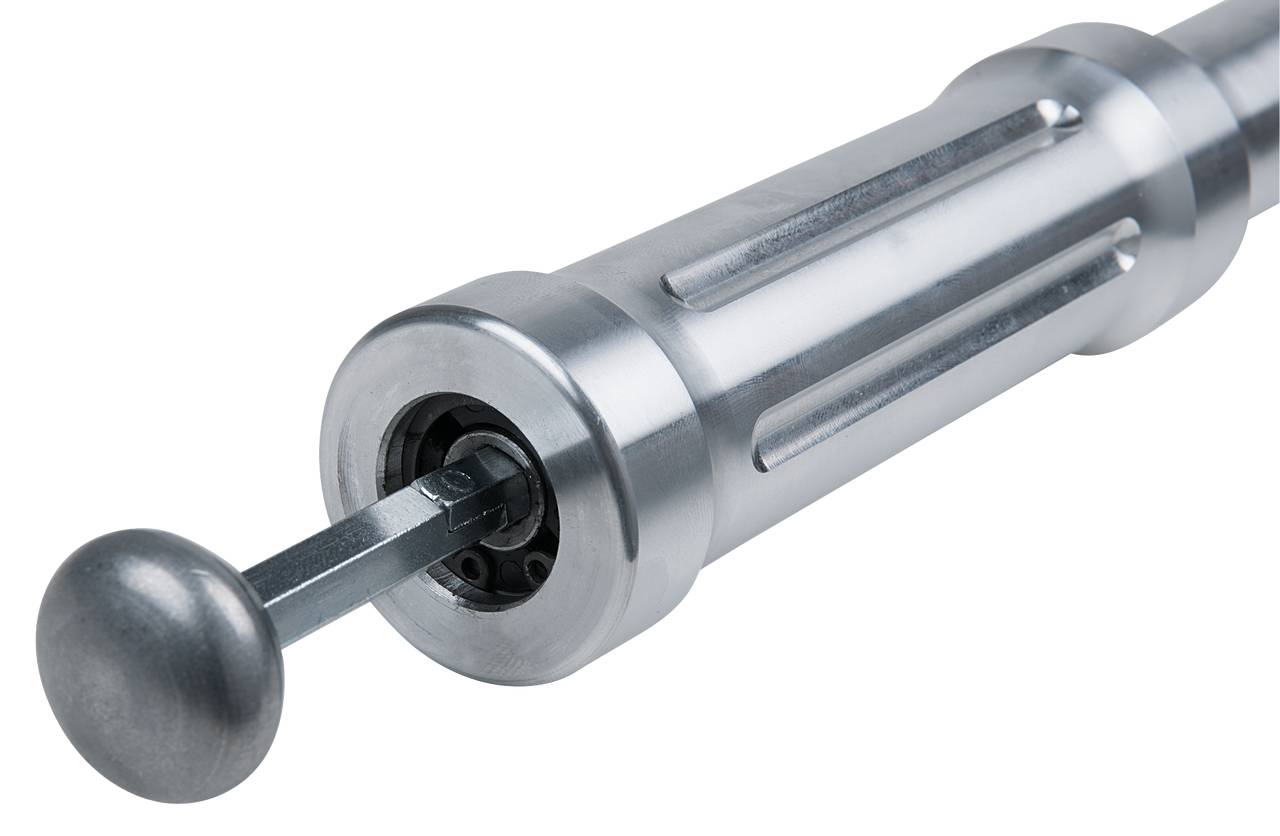 Metallischer Zylinder mit Griff, teilweise herausgezogen. Möglicherweise ein Werkzeug oder Maschinenteil, glänzend und silbern.