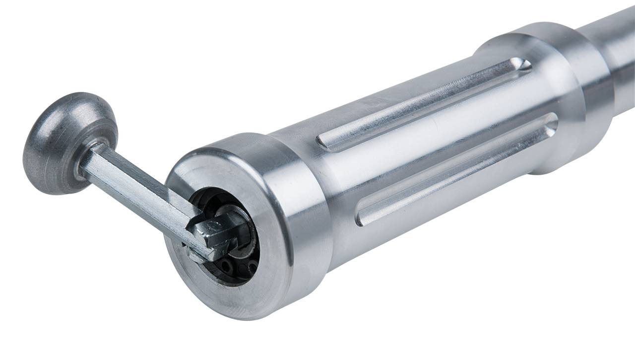 Ein silberfarbener, zylindrischer Metallgriff mit einem Hebel an der Seite, der wahrscheinlich als Werkzeug oder Maschinenteil dient.