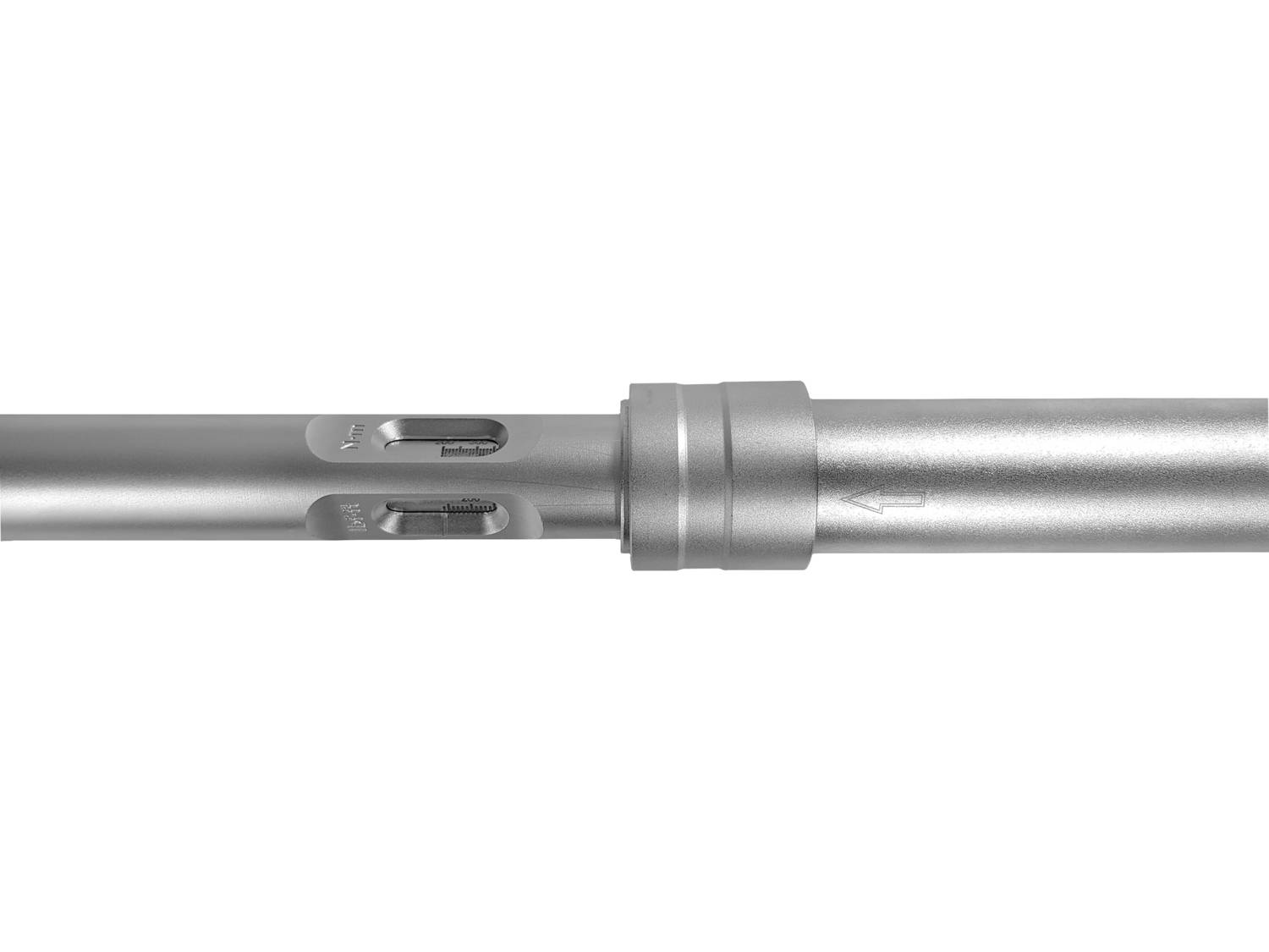 Silberner Metallstab mit zwei ovalen Ausschnitten und einem Ring in der Mitte.