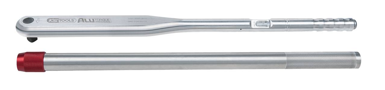 Ein silberner Drehmomentschlüssel und eine Verlängerungsstange liegen nebeneinander. Der Schlüssel hat einen roten Griff.