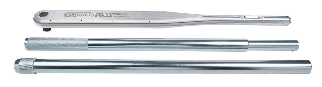 Drei silberne Metallwerkzeuge, horizontal nebeneinander gezeigt. Oben ein Drehmomentschlüssel, unten zwei Verlängerungsstangen.
