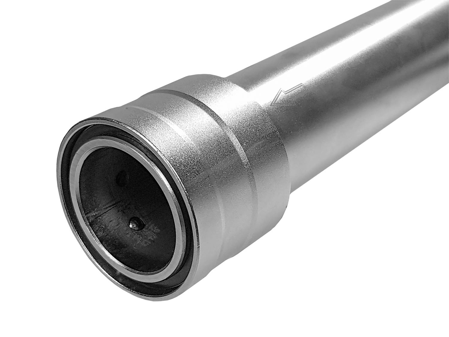 Metallrohr mit glatter Oberfläche und Kante, geeignet für industrielle Anwendungen oder Installationen in Rohrsystemen.