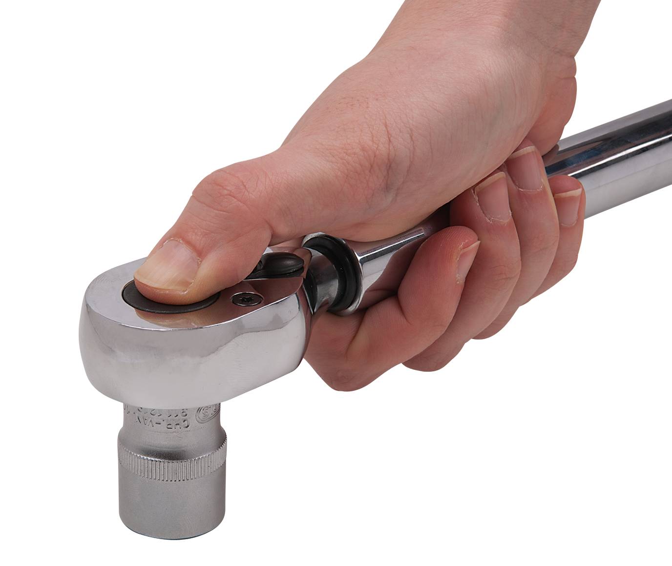 Eine Hand hält einen Ratschen-Schlüssel, bereit, eine Schraube festzuziehen.