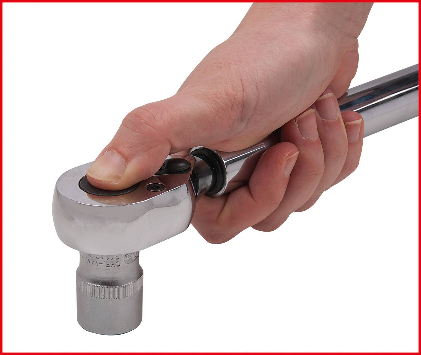 Nahaufnahme einer Hand, die einen Drehmomentschlüssel betätigt. Der Finger drückt einen Knopf zum Wechseln des Werkzeugkopfs.