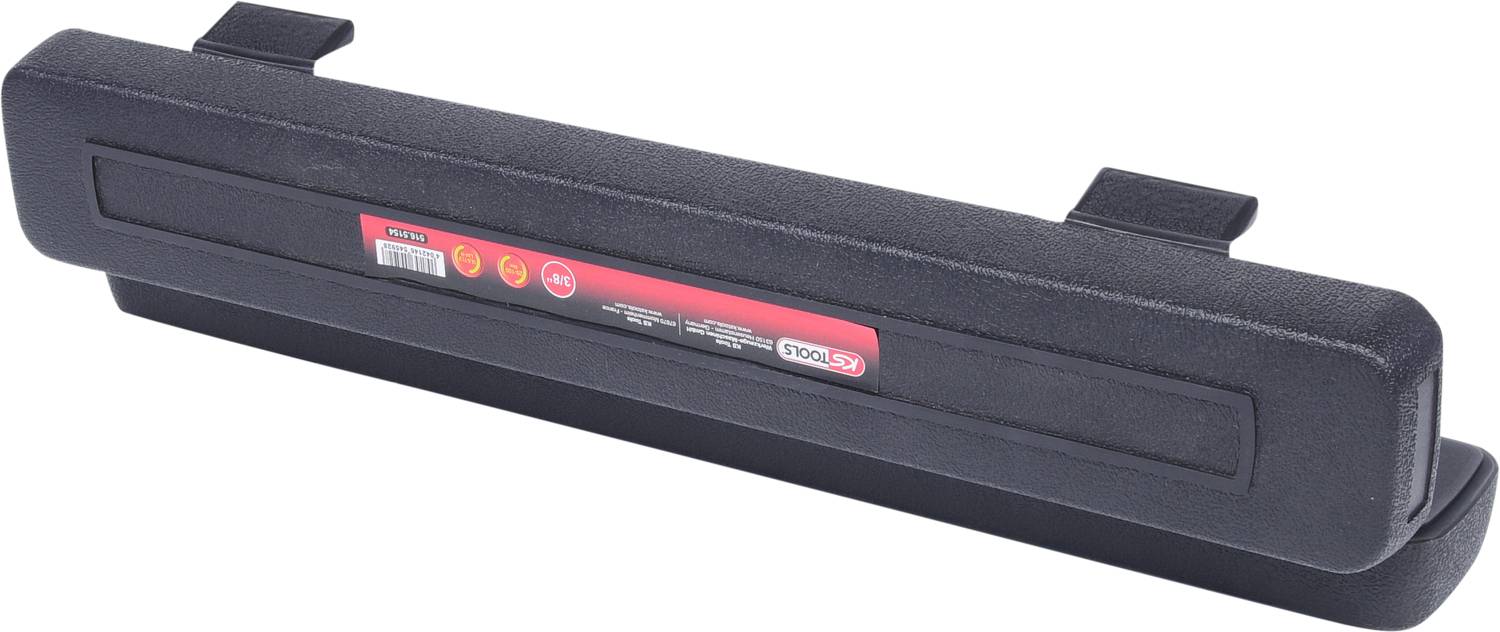 Ein schwarzer Kunststoff-Werkzeugkasten mit zwei Clips zum Verschließen. Ein rot-weißes Etikett ist auf der Vorderseite angebracht.