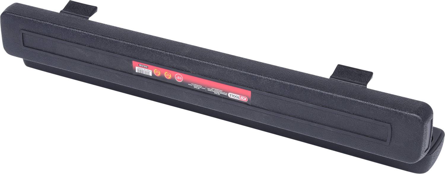 Schwarze Box mit einem roten Etikett in der Mitte, darauf befinden sich verschiedene Symbole und ein Logo. Zweck unklar.