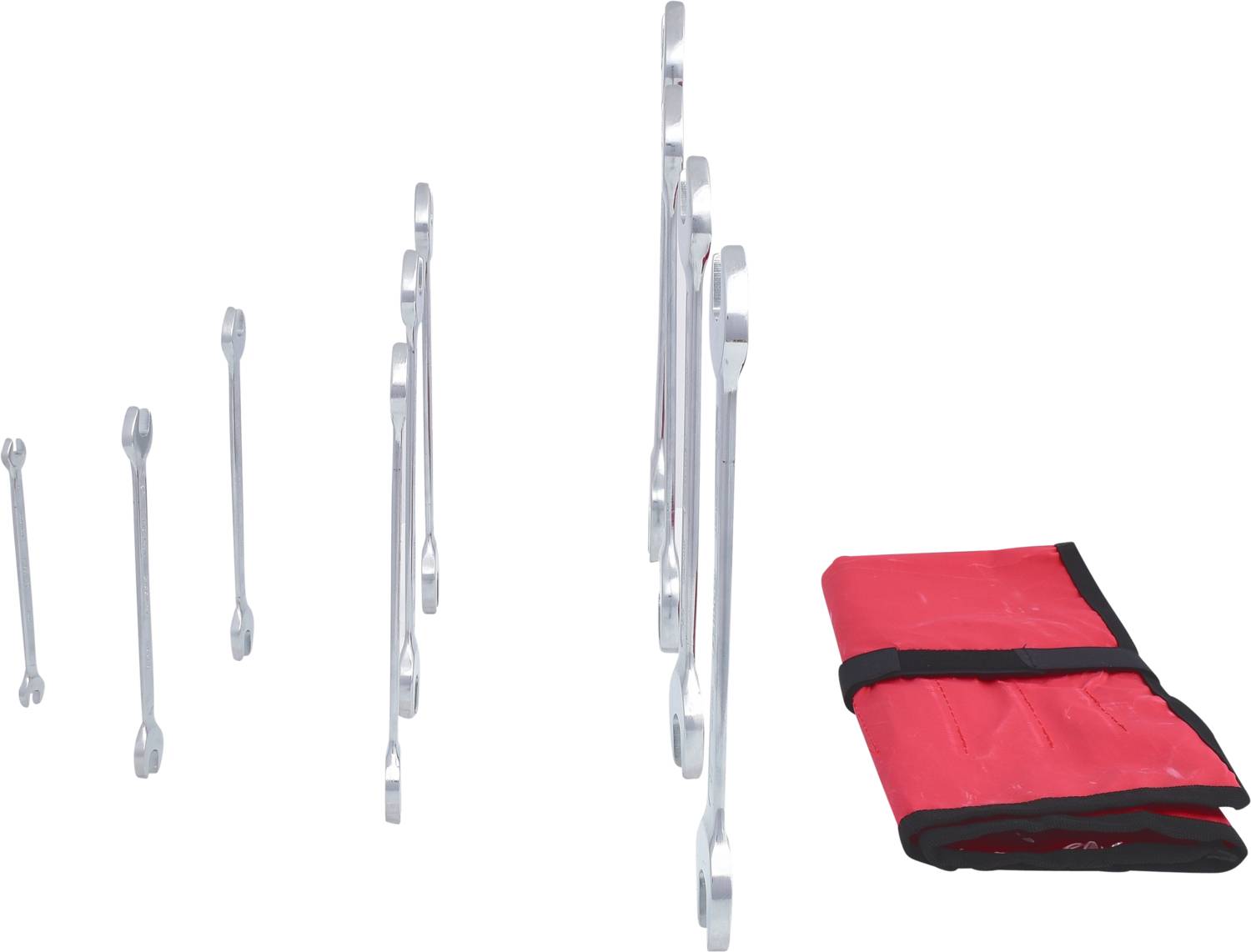 Ein Satz Steckschlüssel in verschiedenen Größen neben einer roten Werkzeugtasche.