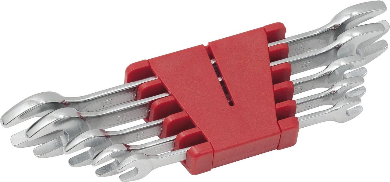Ein Set von fünf polierten, silbernen Gabelschlüsseln, geordnet in einer roten Kunststoffhalterung.