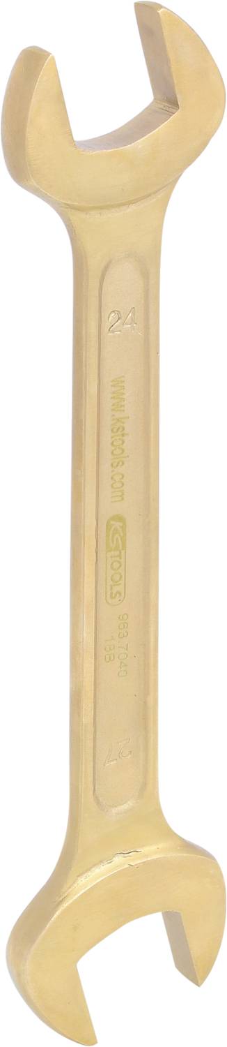 Ein goldfarbener Schraubenschlüssel mit offener Maulform. Geeignet für das Lösen oder Festziehen von Muttern und Schrauben in der Größe 24.