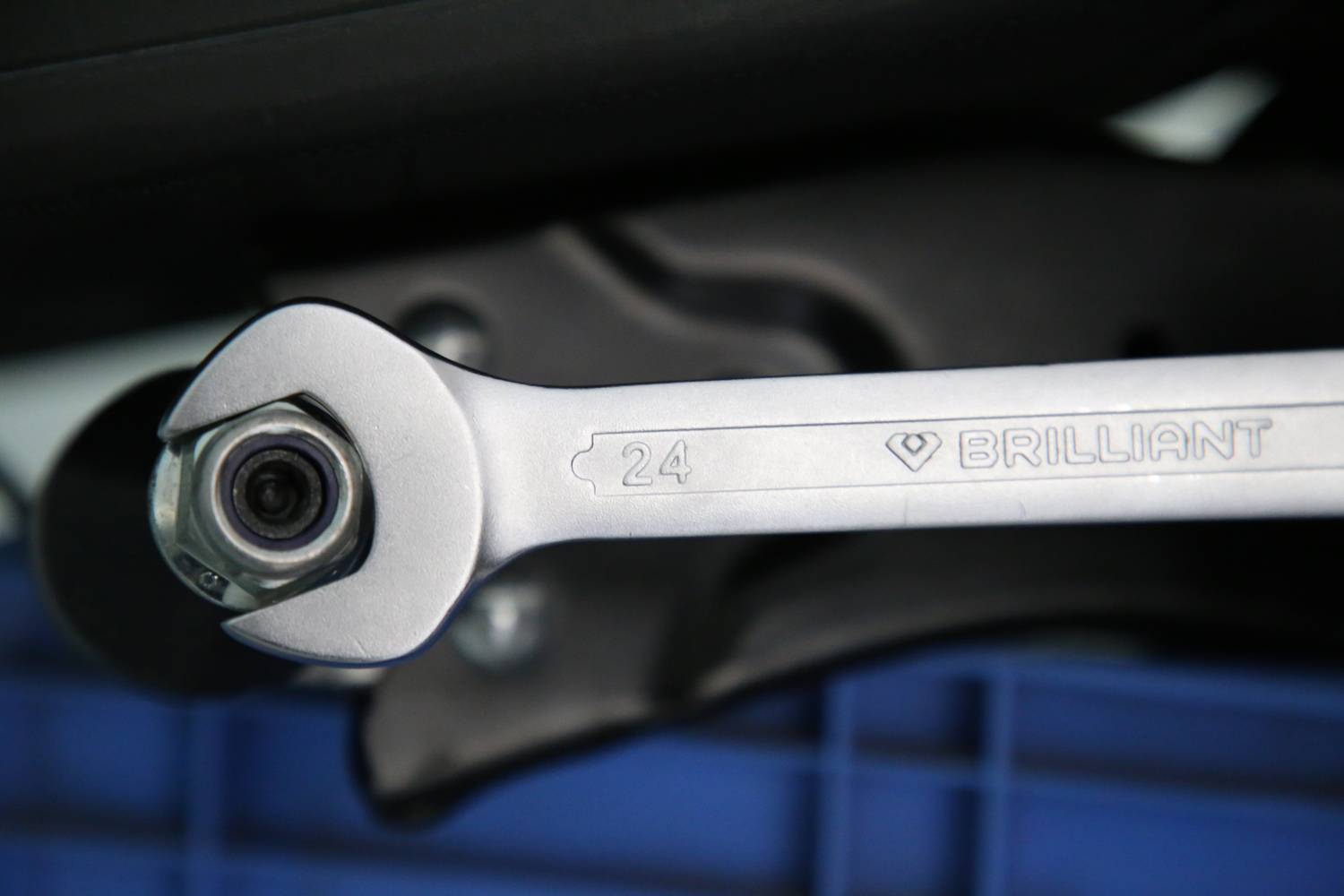 Silberner Schraubenschlüssel der Marke Brilliant, Größe 24, befestigt an einer Schraube.