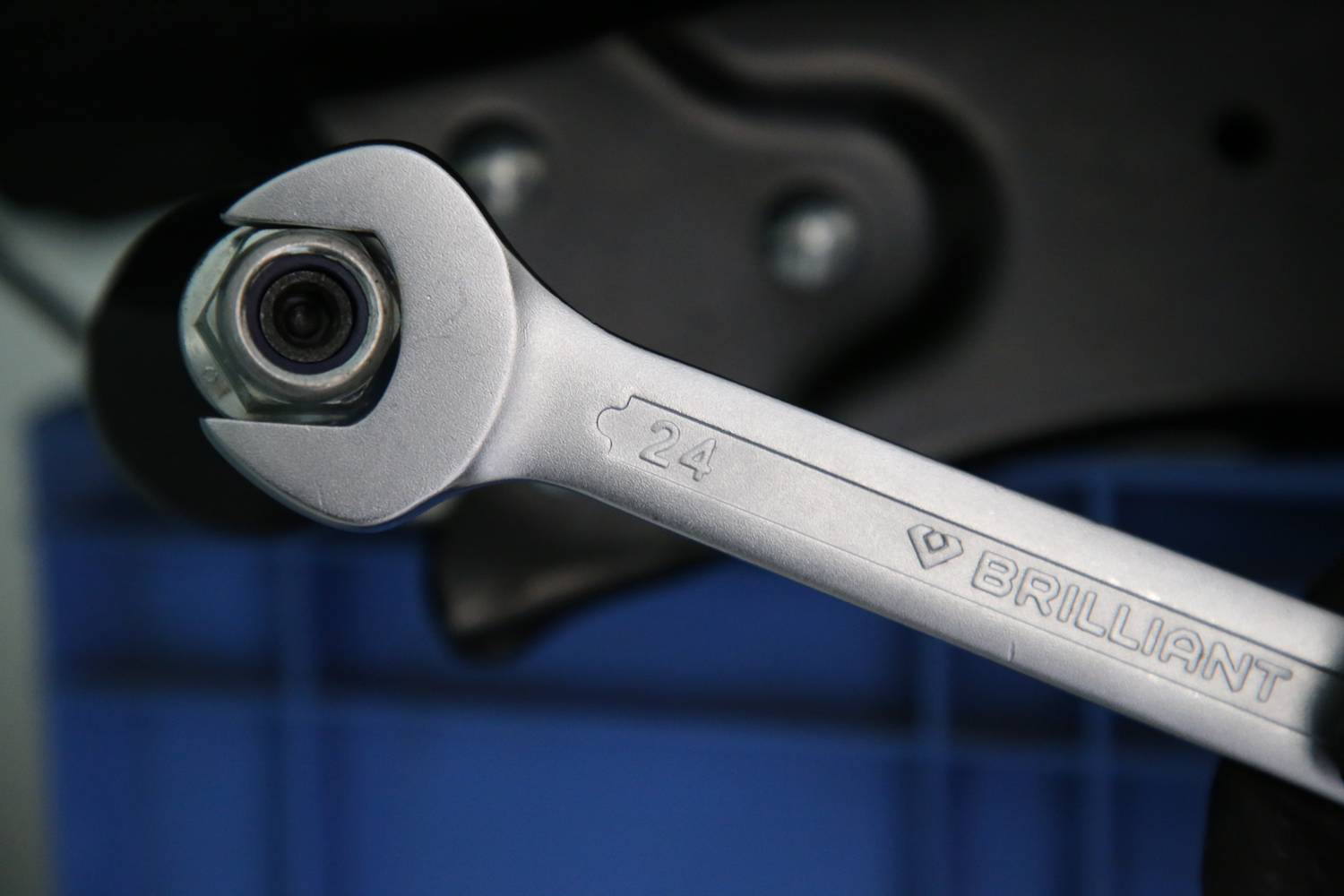 Ein silberner Schraubenschlüssel der Marke 'Brilliant' mit der Größe 24 vor einem unscharfen Hintergrund.