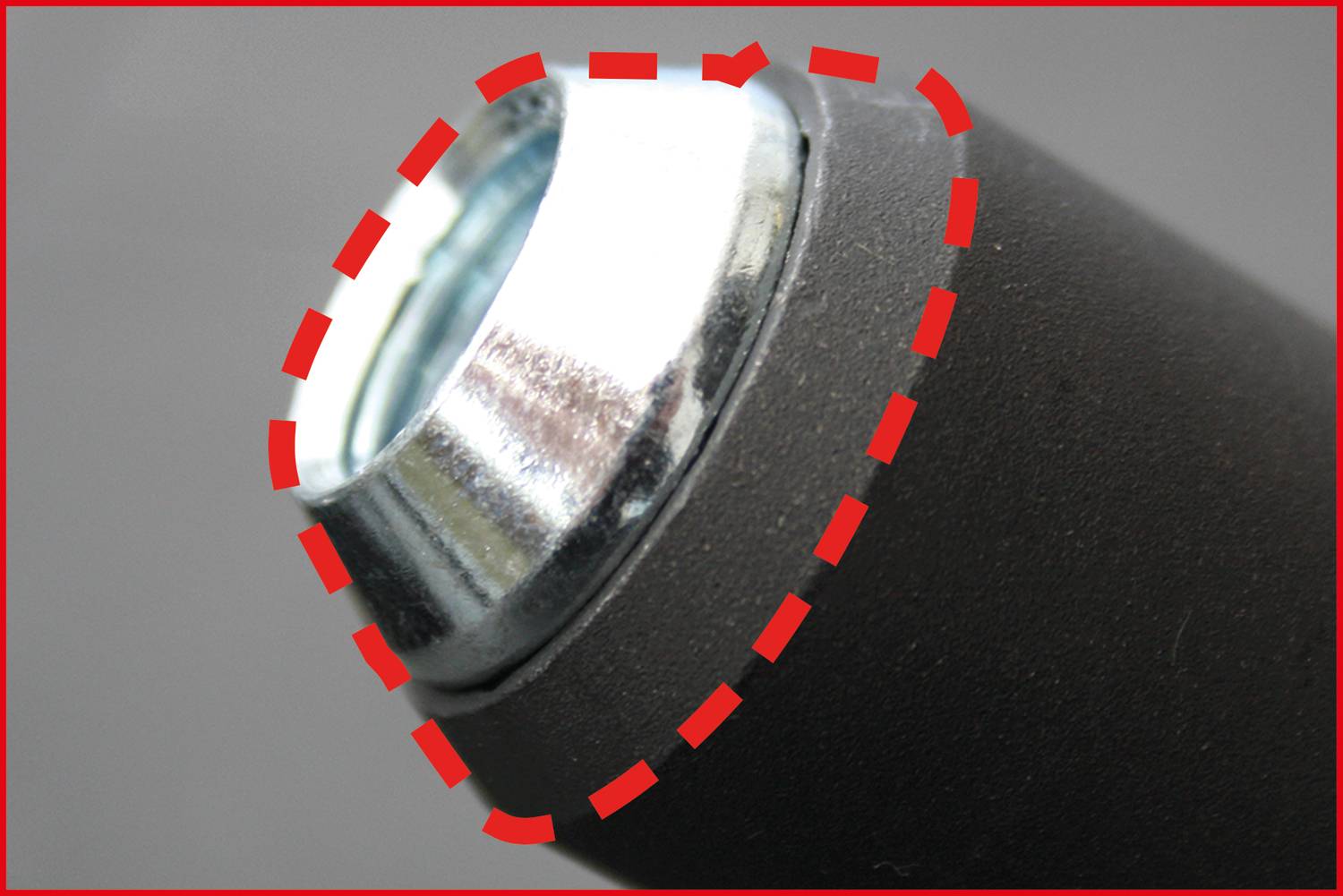 Nahaufnahme eines metallischen, zylindrischen Objekts mit einem reflektierenden Ende, umrandet von einer gestrichelten roten Linie.