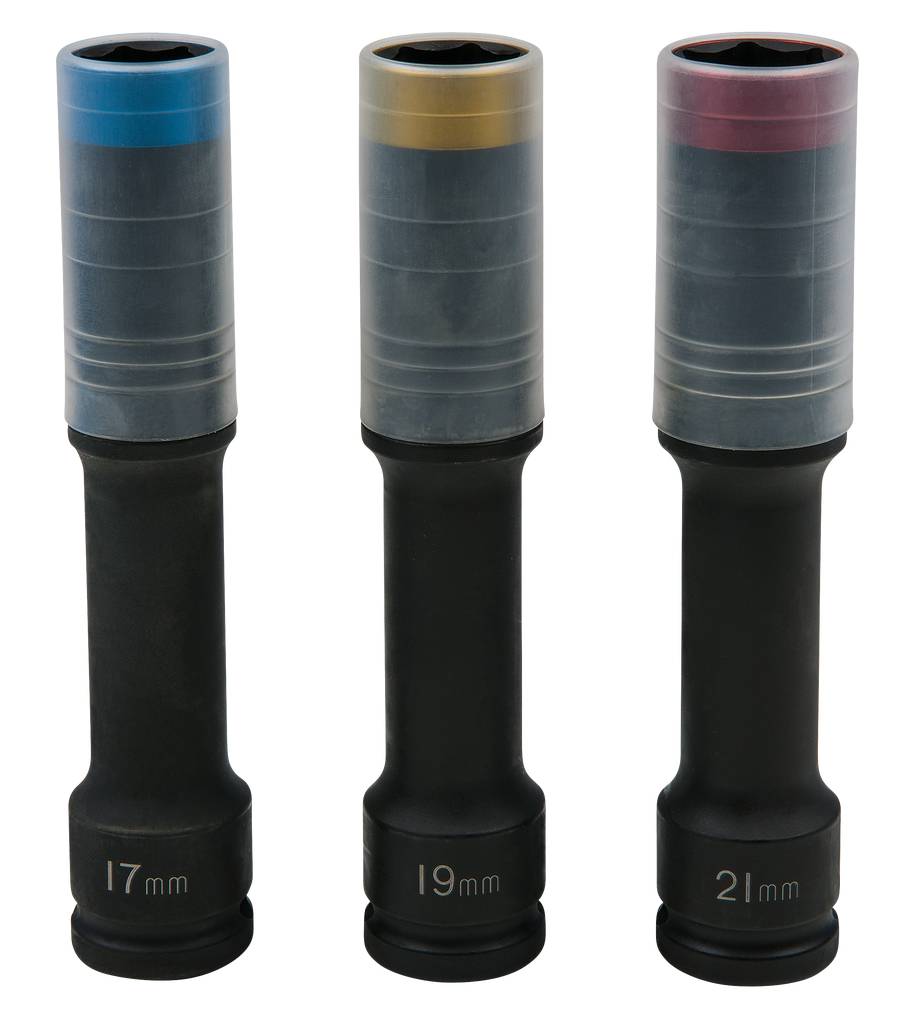 Drei lange Schraubenschlüssel mit Stecknüssen in 17 mm, 19 mm und 21 mm. Jeder Nuss hat einen unterschiedlich farbigen Ring.