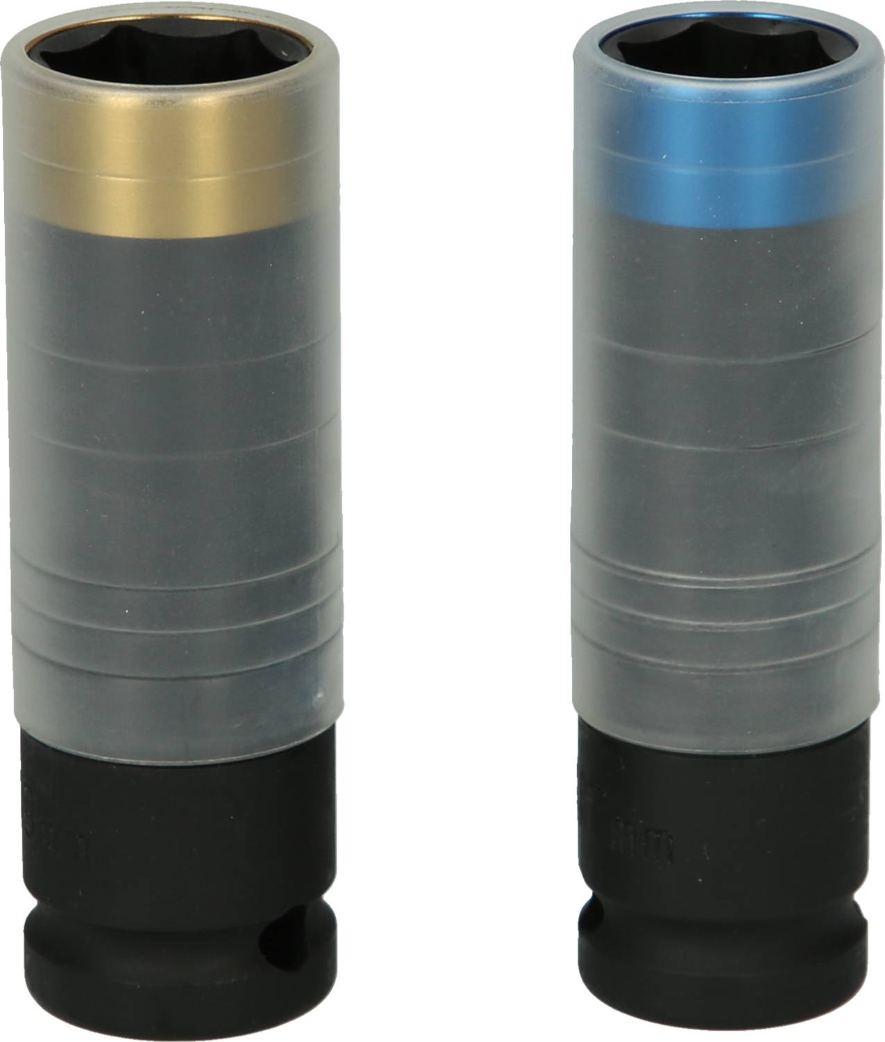 Zwei Stecknüsse mit farbigen Ringen, links in Gold, rechts in Blau. Beide haben eine schwarze Basis und sind gleich hoch.