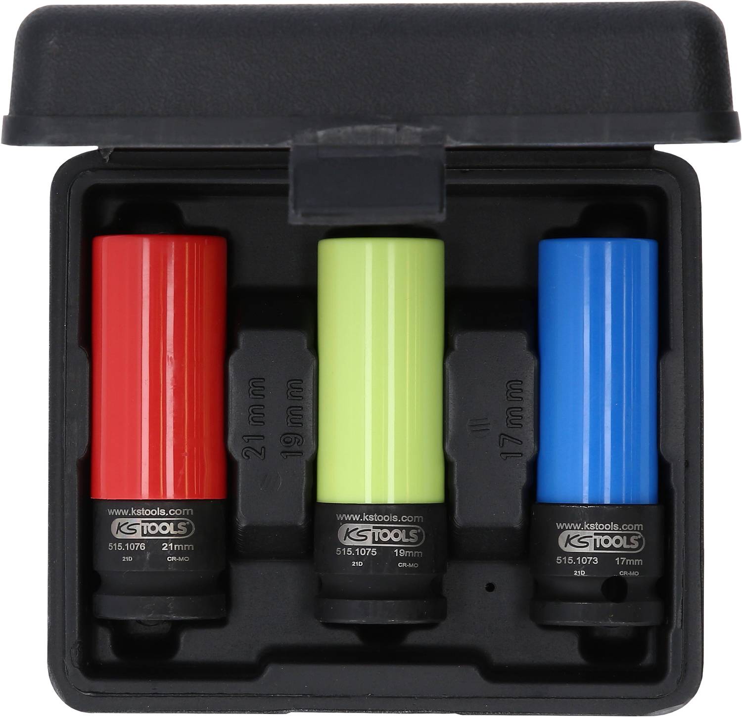 Ein Set von drei farbigen Stecknüssen (rot, gelb, blau) in einem schwarzen Koffer. Größen: 21 mm, 19 mm, 17 mm, von KS Tools.
