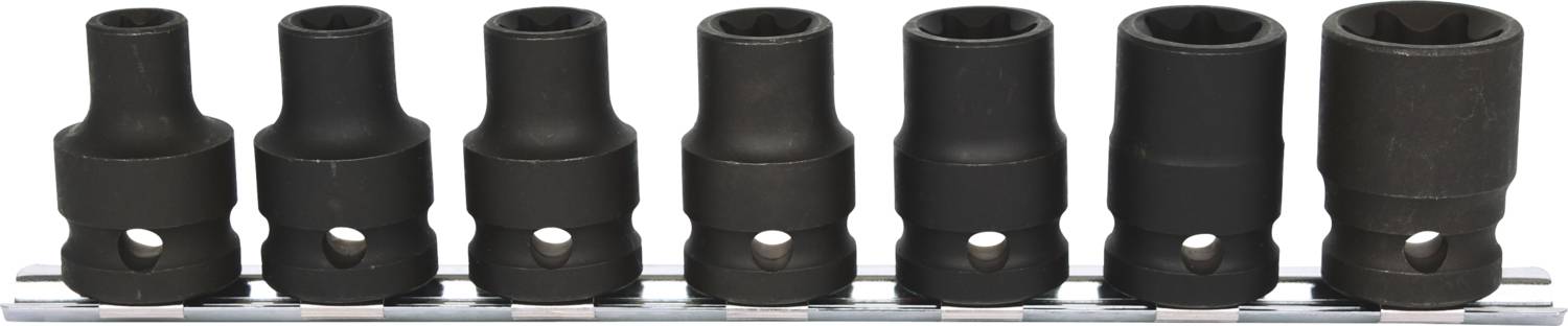 Ein Set von sieben schwarzen Steckschlüsseln in verschiedenen Größen, nebeneinander auf einer Metallhalterung angeordnet.