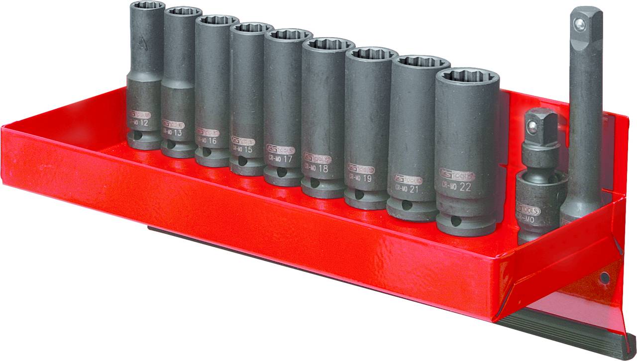 Rote Metallhalterung mit einem Satz Steckschlüssel und zwei Adaptergrößen in verschiedenen Größen, die ordentlich nebeneinander angeordnet sind.