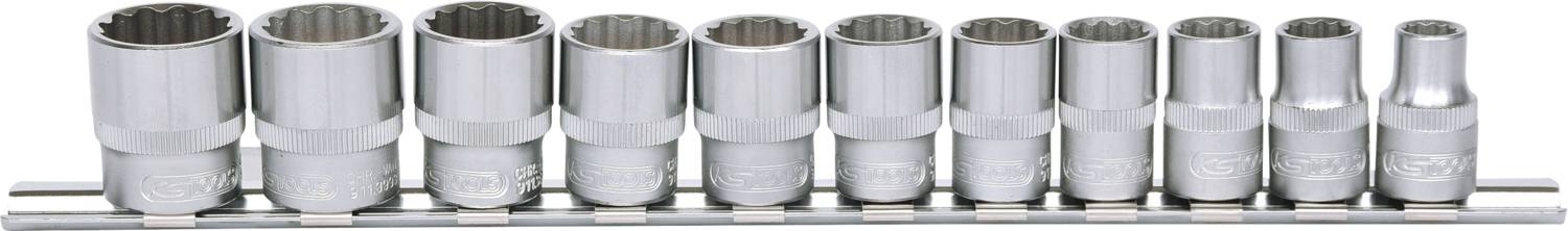 Eine Reihe von zehn Stecknüssen unterschiedlicher Größe auf einer Halterung, aus glänzendem Metall, zur Befestigung an Werkzeug.