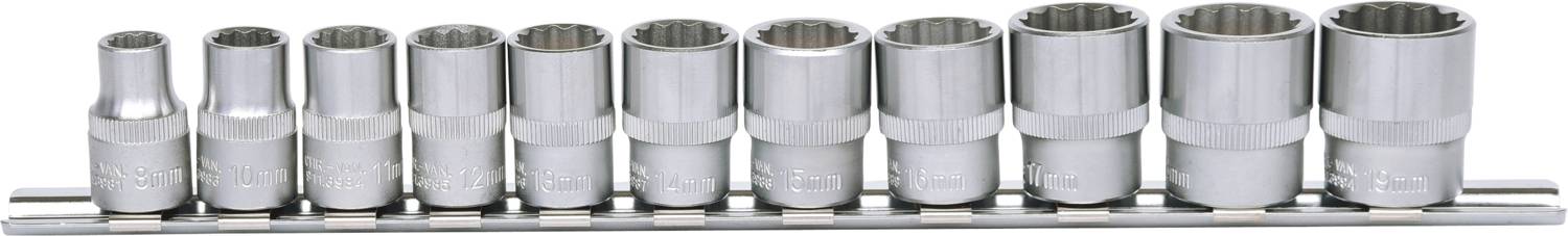 Ein Satz Stecknüsse in verschiedenen Größen, ordentlich auf einer Leiste angeordnet, glänzend aus Metall gefertigt.