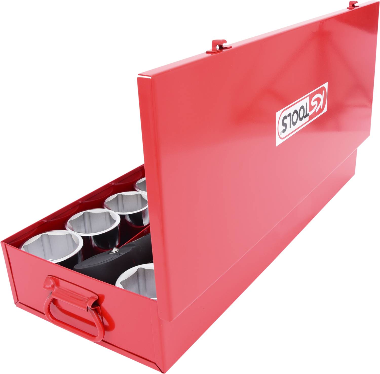 Eine rote Metallbox mit geöffnetem Deckel zeigt sechs silberne Fächer im Inneren. Auf dem Deckel ist ein Logo mit der Aufschrift 'STOOLS'.