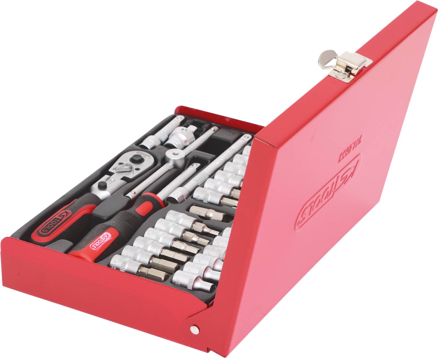 Roter Metallkasten mit diversen Werkzeugen, darunter eine Ratsche, Steckschlüssel und Bits, ordentlich angeordnet in Fächern.