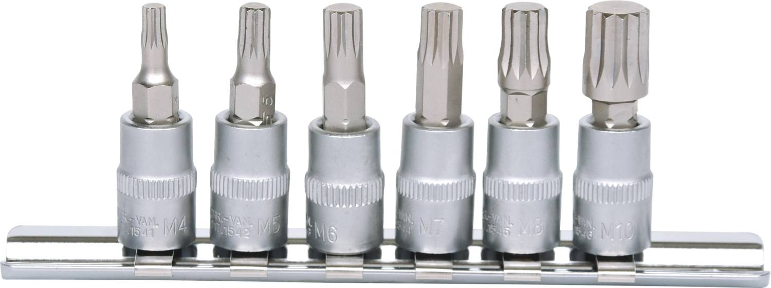 Sechs Steckschlüsselaufsätze in unterschiedlichen Formen und Größen, aufgereiht auf einer Metallhalterung.