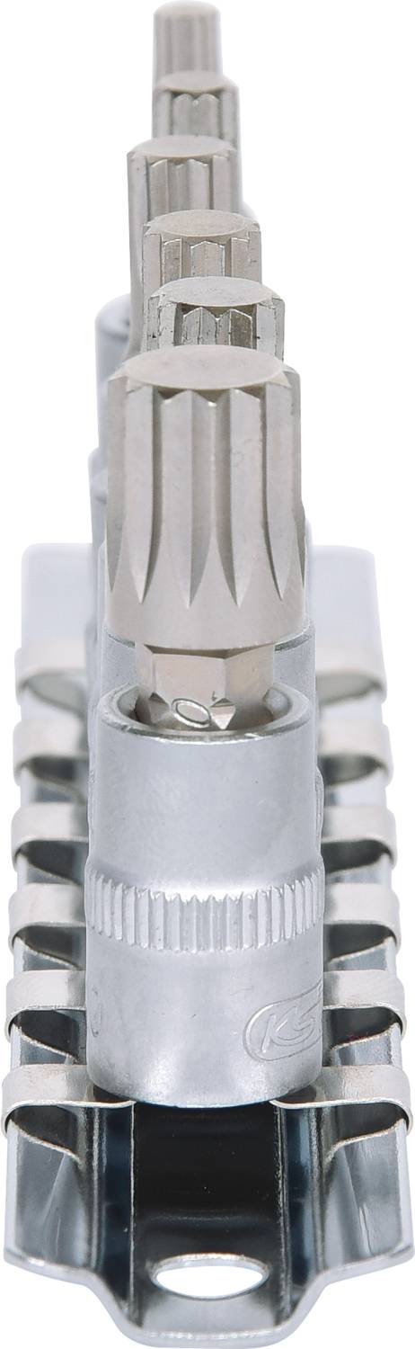 Satz von Steckschlüsselaufsätzen mit unterschiedlicher Größe, nebeneinander in einem Halter angeordnet, aus Metall gefertigt.