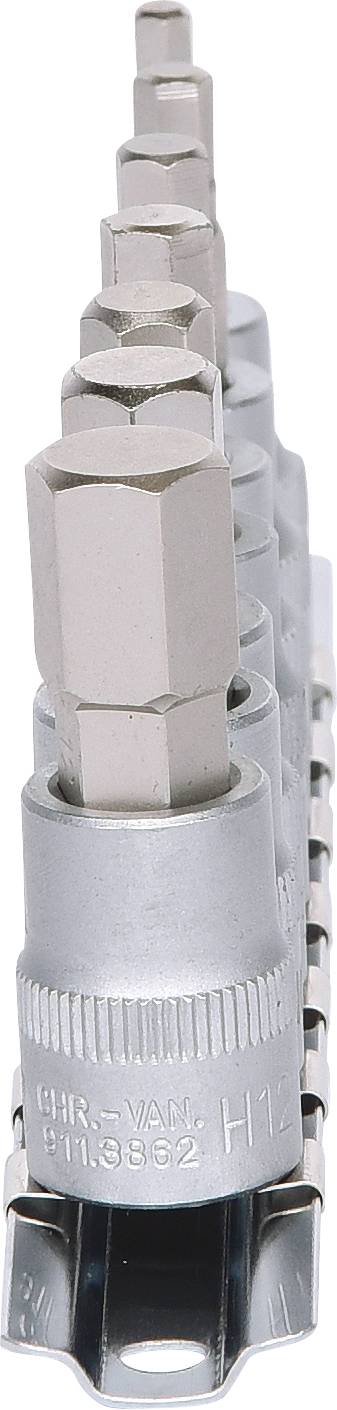 Satz von fünf silbernen Sechskant-Bit-Stecknüssen in einer Reihe, geeignet für mechanische Arbeiten und Reparaturen.