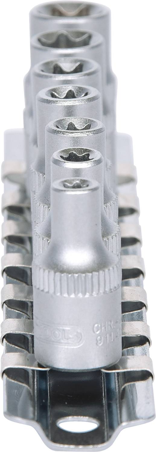 Ein Satz Steckschlüsselaufsätze in verschiedenen Größen, arrangiert auf einer Halterung, aus glänzendem Metall, von vorn gesehen.