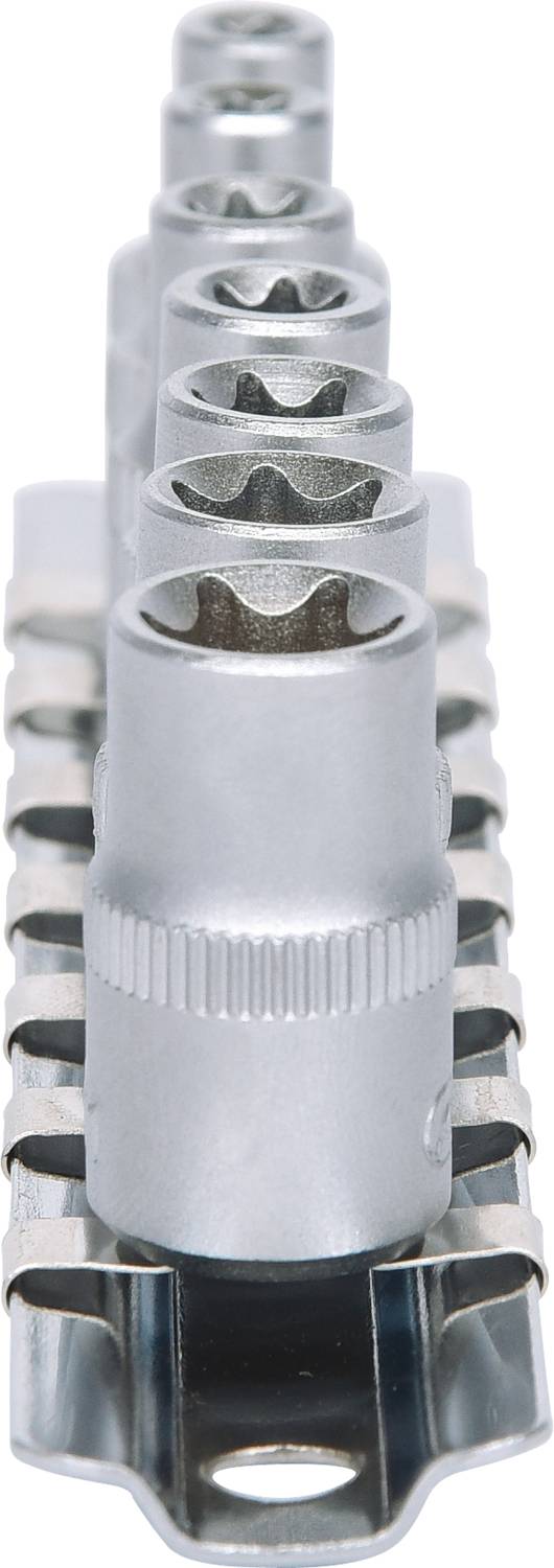 Ein Satz Stecknüsse aus Metall, vertikal aufgereiht auf einer Halterung, in verschiedenen Größen von klein nach groß sortiert.