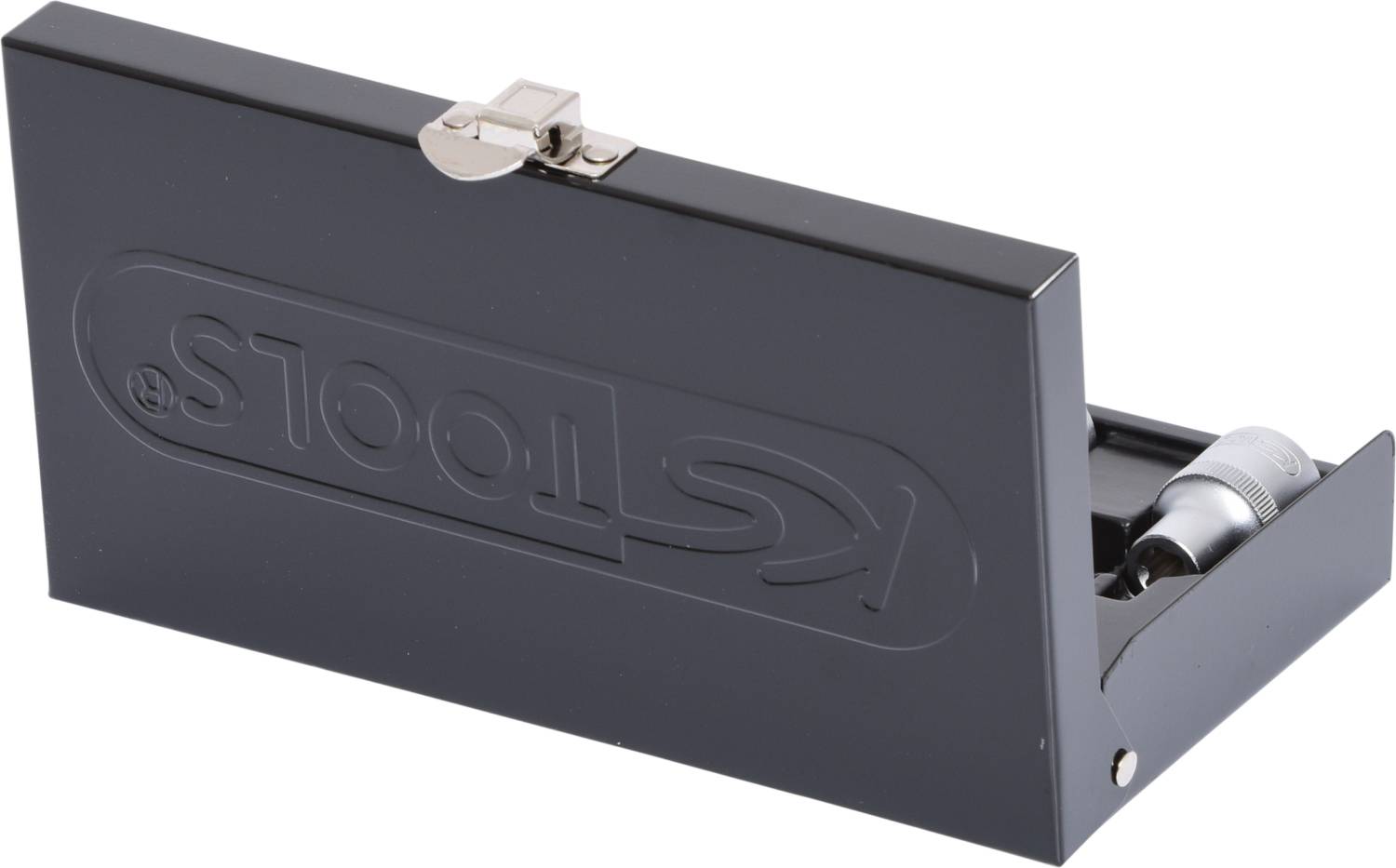 Schwarze Metallbox mit Logo, die teilweise geöffnet ist, zeigt einen silbernen Schraubaufsatz. Box zur Aufbewahrung von Werkzeugen.