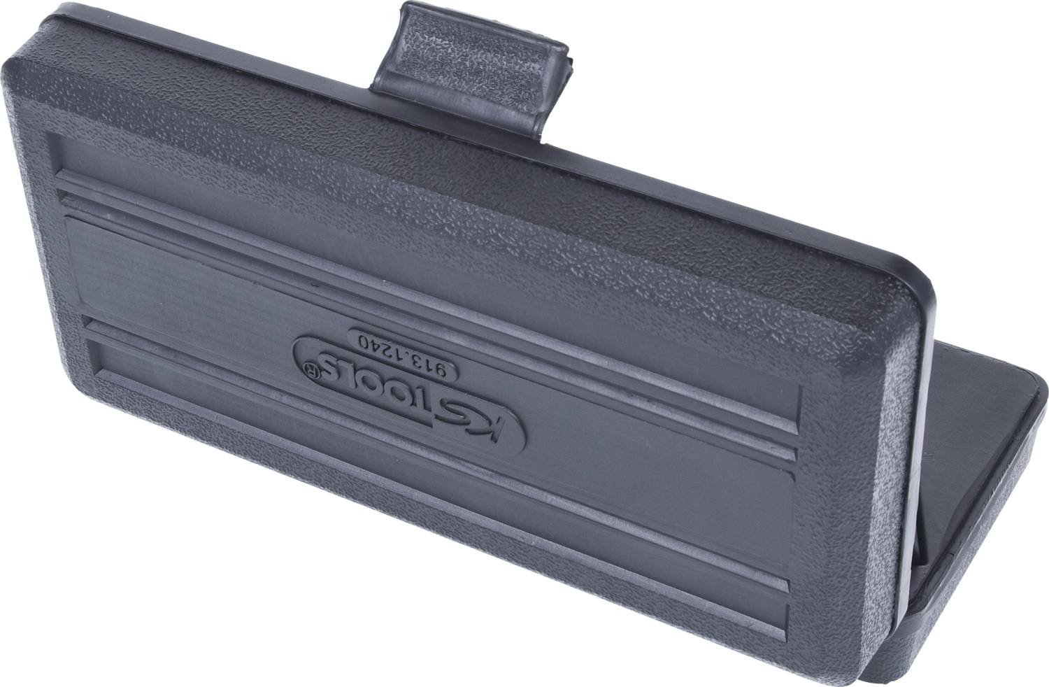 Ein schwarzes Kunstleder-Etui für Künstlerutensilien. Es hat eine Lasche zum Verschließen und Platz für Stifte oder Werkzeuge.