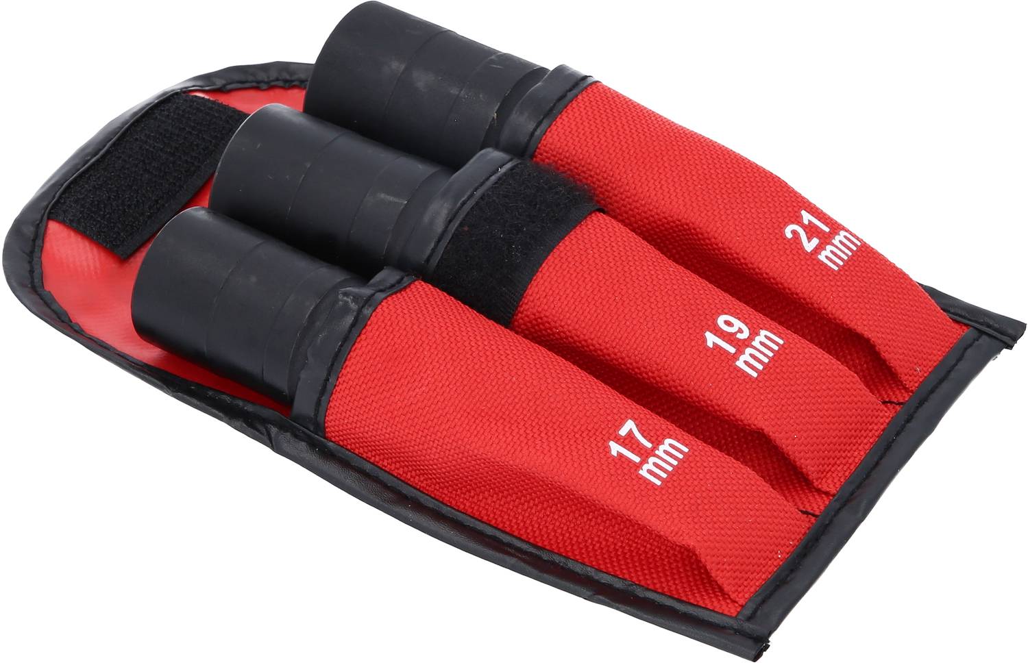 Ein rotes Set mit drei Schutzhüllen, beschriftet mit '17 mm', '19 mm' und '21 mm', für Stecknüsse in einer offenen Tasche.