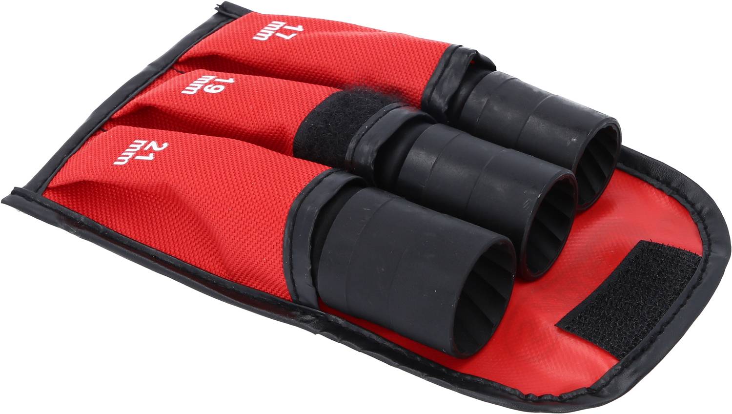 'Drei rote Werkzeugtaschen mit schwarzen Schlauchadaptern, jeweils mit der Beschriftung 