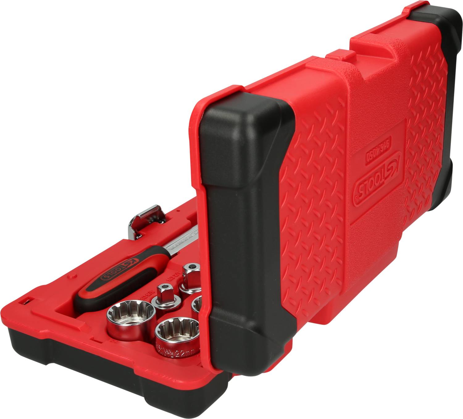 Roter Werkzeugkoffer geöffnet, zeigt Steckschlüssel-Set mit Ratsche; Kasten ist stabil, ideal für Mechanikerarbeiten.