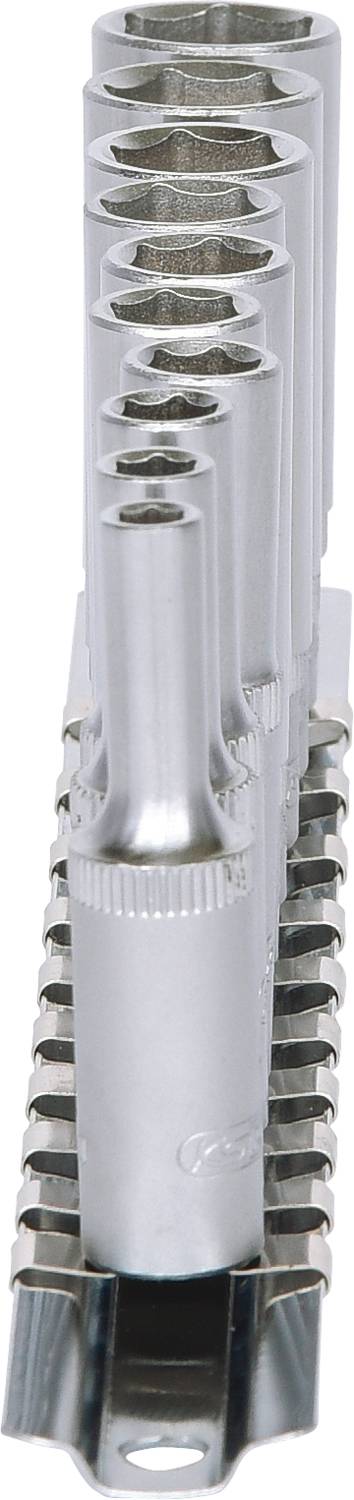 Ein Set von Steckschlüsseln unterschiedlicher Größe in einer Halterung, aufgereiht von klein nach groß, aus glänzendem Metall.