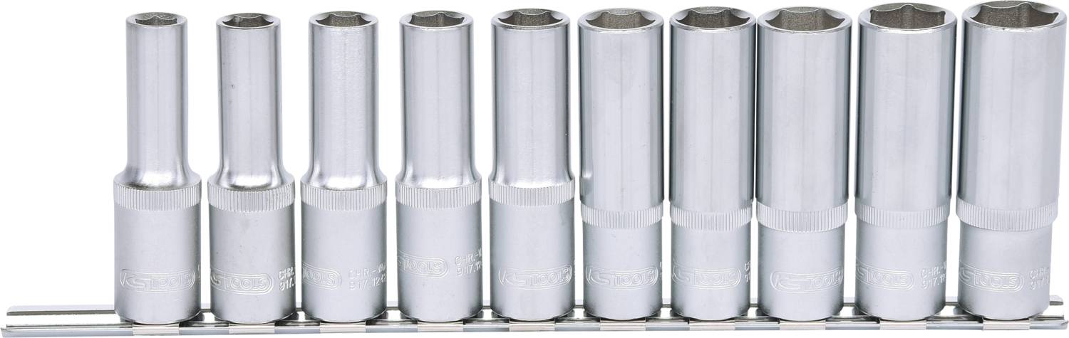 Satz von zehn silbernen Steckschlüsseleinsätzen in unterschiedlichen Größen, aufgereiht nebeneinander auf einer Metallhalterung.