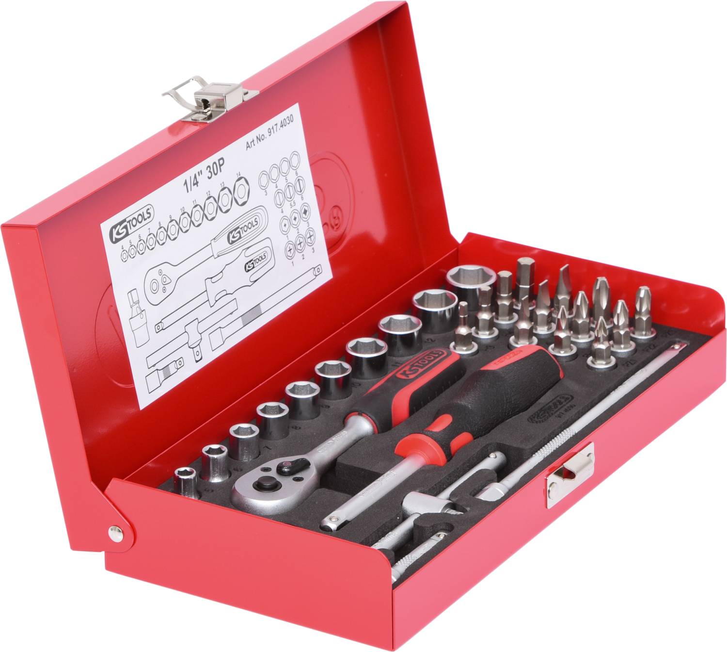Ein roter Werkzeugkasten mit offenem Deckel zeigt ein Set aus Ratsche, Bits und Stecknüssen. Ideal für präzise Arbeiten.